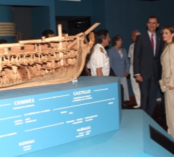 Los Príncipes de Asturias observan la maqueta de la Fragata Mercedes